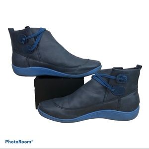 Navy cross strap pull on lightweight ankle boots